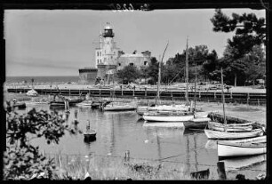 Ostseebad Kolberg (poln. Kolobrzeg). Hafen mit Ostsee und Leuchtturm