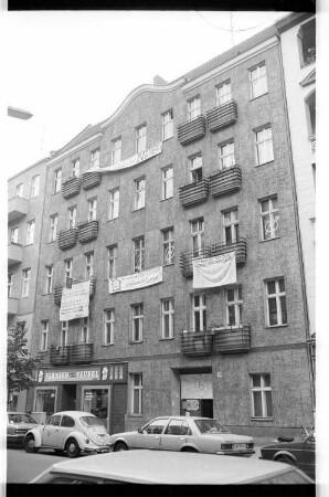 Kleinbildnegative: Besetztes Haus, Gotenstraße 19, 1981