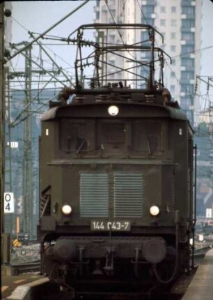 Stuttgart Hbf. Gleis 4 Einfahrt Lok 144 043