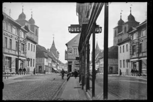 Norddeutschland (vermutlich). Straßenansicht mit Stadtsparkasse, Polizeiwache, Apotheke und Hotel Goldene Henne