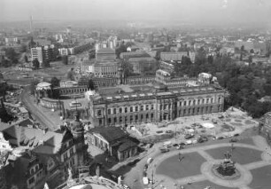 Dresden-Altstadt. Zwinger mit Gemäldegalerie (1847/1855; G. Semper). Blick vom Turm der Katholischen Hofkirche über Theaterplatz und Altstädter Wache nach Westsüdwesten