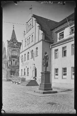 Pulsnitz. Ratskeller und Rietscheldenkmal