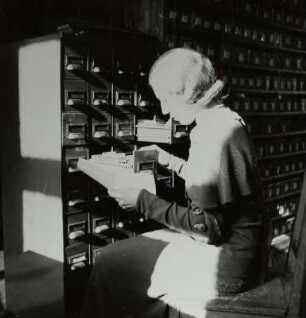 Lichtbildsammlung, Mitarbeiterin beim Heraussuchen von Lichtbildern, Sächsische Landesbildstelle, um 1937