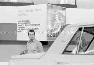 Propagandaschild für eine ausgezeichnete Arbeiterin