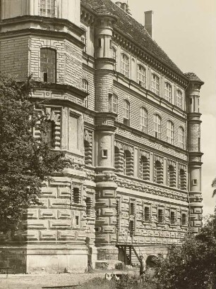 Güstrow. Schloss Güstrow (Südflügel 1558/1570; F. Parr, Ch. Parr, Nordflügel 1587/1591; Ph. Brandin, 1594 Erweiterung; C. Midow, 1671 Bauabschluss; Ch. Ph. Dieussart). Teilansicht