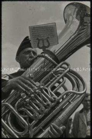 Soldat bläst die Tuba