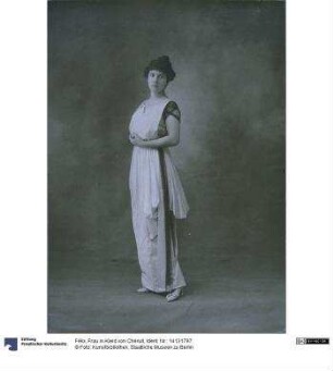 Frau in Kleid von Chéruit