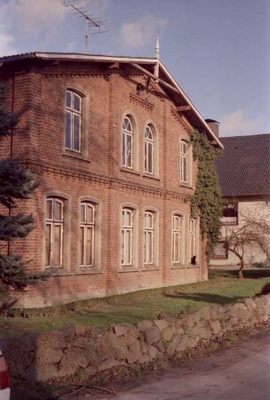 Altenfelde 3: giebelständiges Bauernhaus aus Backstein: Straßenfront Wohntrakt: Gesims, Lisenen, Bogenfenster, Segmentbogenfenster, Giebelpfahl: vorne Feldsteinmauer