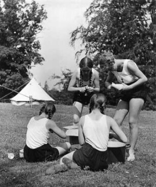 Reinwarzhofen. Zeltlager des Bundes Deutscher Mädel (BdM) auf dem Zeltlagerplatz "Göring-Espan". Mädchengruppe in Sportbekleidung, im Freien Kartoffeln schälend