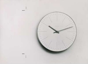Junghans Wanduhr "32/0350" von Max Bill