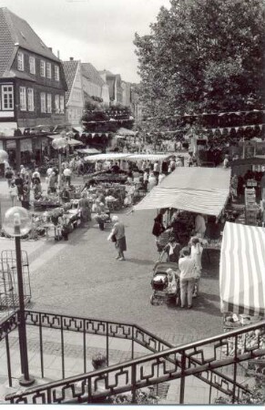 Blick von der Rathaustreppe auf den Markt. Detmold. Marktplatz