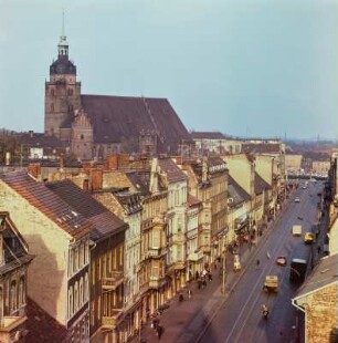 Blick auf eine Straße, im Hintergrund die St. Katharinenkirche