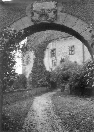 Klipphausen-Scharfenberg, Schloß Scharfenberg. Äußere Toreinfahrt, Torbau mit Wappen derer von Miltitz, bezeichnet 1611, und Zufahrtsbrücke
