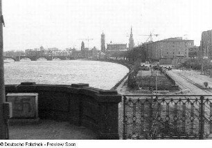 Blick von der Marienbrücke über die Elbe zur Altstadt