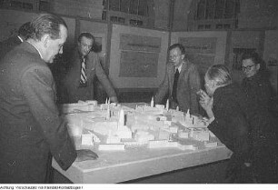 Dresden. Kurt W. Leucht, Oberbaurat und Stadtarchitekt vor einem Modell zum Wiederaufbau Dresdens (links im Bild), 1952