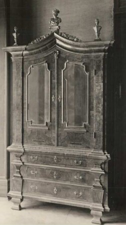 Schreibschrank : Schreibschrank. Nussbaum furniert, Spiegeltüren (um 1720/1730). Moritzburg, Schloss, Vorrat