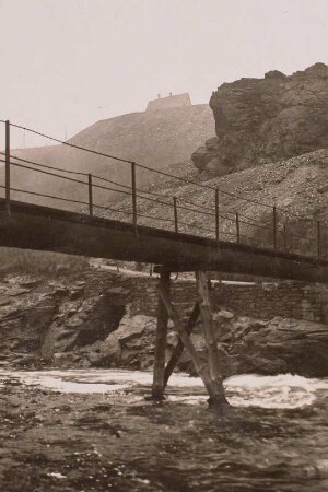 Freiberg, Fußgängersteg über die Mulde an den Halden des David-Schachtes und Mundloch des Felix-Stollens