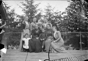 [Gruppenbild Familie Gansser Eltern und 7 Kinder] (Aufnahme beschädigt)