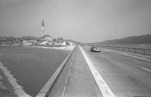 Vilshofen: von der Autobahnbrücke [Regensburger Straße] auf die Stadt, mit Brücke