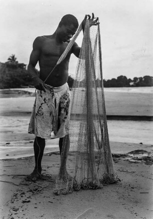 Fischer mit Wurfnetz : Fischer mit Wurfnetz an einem Strand bei Bata.