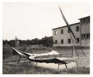 Grünflächen am Max-Planck-Gymnasium, Düsseldorf: Sonnenuhr und Schulgebäude