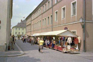 Hof: Straße mit Verkaufsbuden