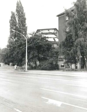 Dresden-Südvorstadt. Nürnberger Straße mit Blick auf die Ruine der Zionskirche