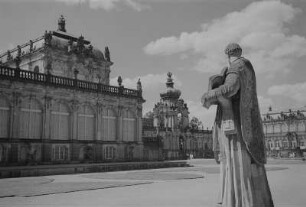 Dresden. Zwinger, Blick zum Zoologischen Pavillon, zum Kronentor mit den Langgalerien und zum Mathematisch-Physikalischen Salon, im Vordergrund Heiligenfigur der Hofkirche?
