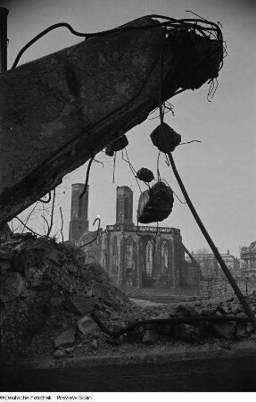 Blick auf die zerstörte Sophienkirche