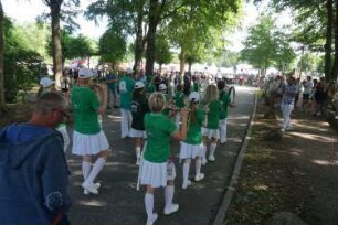 Bad Oldesloe: Kindervogelschießen: Am Bürgerpark, Blickrichtung Nordosten: Einzug auf den Exer: Rückansicht Spielmannszug "Grüne Jäger" Winsen/Holstein: am Straßenrand Zuschauer, im Hintergrund Festplatz: 13. Juli 2023