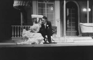Szenenbilder aus "Die Fledermaus" von J. Strauss, Regie W. E. Struck, mit L. de Beer, R. Inden, M. Vaidas, H. Wocke, F. Kronström, M. Ritzmann, G. Frickhöffer, R. Schiemann, R. Zabekow, H. Wasmer-Witt, J. Schubert u.a., Metropol-Theater, Premiere 20.12.1955