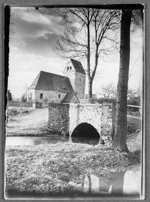 Vorm Kloster Nemt bei Wurzen : Nemt. Dorfkirche. Ansicht von Nordosten mit Straßenbrücke über den Mühlbach