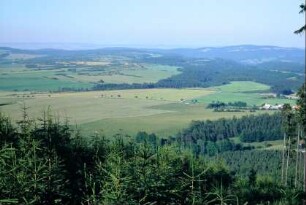 Blick über das Thüringer Vorland; rechts die Rheinsberge