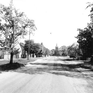 Werben. Blick über die Dorfstraße nach Norden zur Dorfkirche
