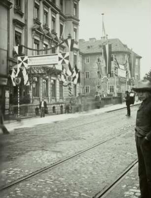 Dresdner Sängerfest - 1. Bundesfest, 1898. Hotel Kaiserhof und Narrenhäusel mit Fahnen und Transparenten.