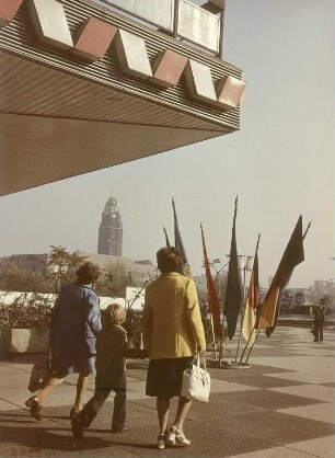 Dresden. Blick über die Prager Straße zum Rathaus