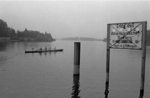 Berlin-Wannsee : Berlin-Wannsee, Havel. Ruderer auf der Havel nahe der Sektorengrenze; im Hintergrund die Berliner Mauer (1961-1989)