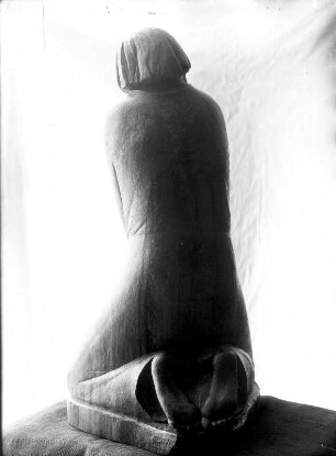 Der Zweifler. Teakholz, geschnitzt; H. 108 cm (1937; E. Barlach). Güstrow: Atelierhaus am Inselsee