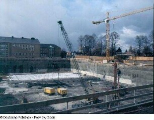 Baustelle Sächsische Landesbibliothek - Staats- und Universitätsbibliothek Dresden, Zentralbibliothek. Baugrube im Nordbereich mit Mobildrehkran und Turmdrehkran : Dresden-Räcknitz, Zellescher Weg 18. Baustelle Sächsische Landesbibliothek - Staats- und Universitätsbibliothek Dresden, Zentralbibliothek. Baugrube im Nordbereich mit Mobildrehkran und Turmdrehkran