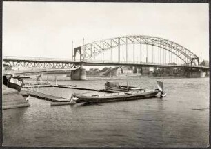 Schönebeck (Elbe). Elbbrücke mit Badeanstalt