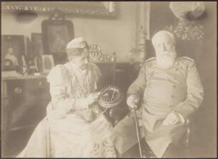 Großherzog Friedrich I. und Großherzogin Luise mit Strickrahmen, sitzend, Kniestück.