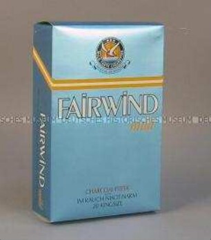 Werbeaufsteller in Form einer übergrossen Schachtel für "Fairwind mild"-Zigaretten