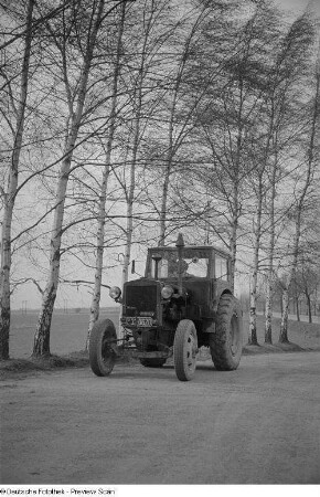 Traktor auf einer Landstraße