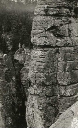 Sächsische Schweiz, Rathener Gebiet. Höllenhund. Seilschaft Ehrhardt Renger bei der 2. Begehung der Südostwand (VIIa [VIIIa]) unter dem 1. Ring (mit Doppelseil)