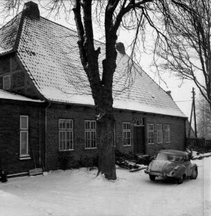 Pastorat: davor Bäume: rechts Pkw: Winter