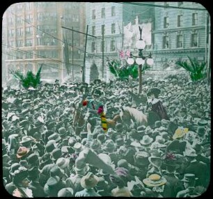 San Francisco. Menschenmenge um zwei kostümierte Reiter auf dem Union Square