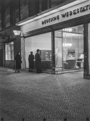 Berlin. Blick zum Ladengeschäft der "Deutschen Werkstätten Hellerau". Nachtaufnahme
