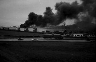 Großbrand beim Karlsruher Wertkauf-Center durch Explosion einer Propangasflasche.