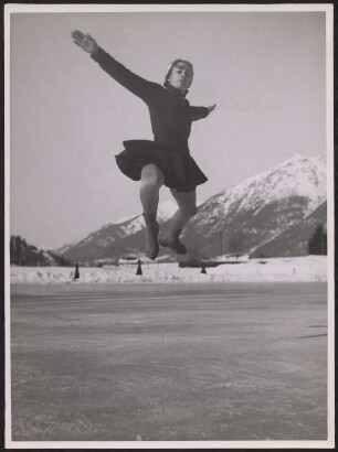 Die Siegerin der HJ-Meisterschaft im Eiskunstlauf in Garmisch-Partenkirchen, Ruth Stettner aus Nürnberg