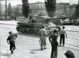 Demonstranten am Leipziger Platz bewerfen sowjetische Panzer mit Steinen